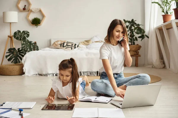 Hija Juega Con Mamá Gato Mientras Mamá Trabaja Computadora —  Fotos de Stock