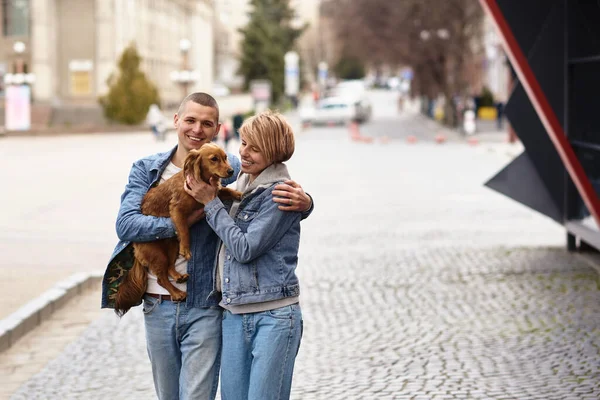 Şehrin Sokaklarında Köpekle Yürüyen Genç Bir Aile — Stok fotoğraf