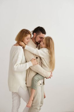 Mutlu aile birlikte dinleniyor.