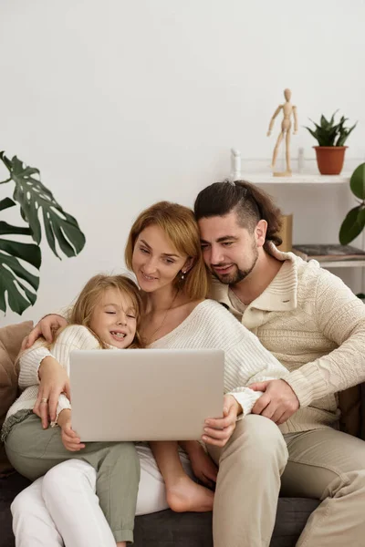 Familie Mit Baby Schaut Auf Laptop — Stockfoto