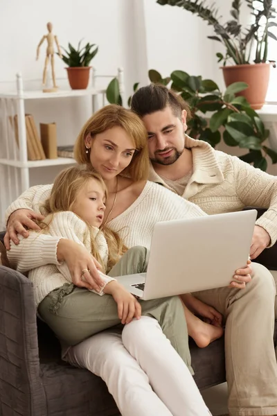 Familie Mit Baby Schaut Auf Laptop — Stockfoto