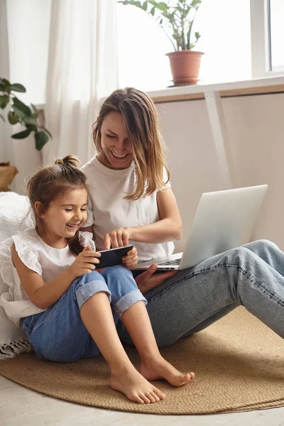 Daughter Plays Mom Cat While Mom Works Computer — Stock Photo, Image