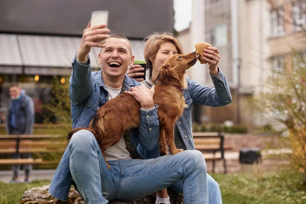 Joven Pareja Con Perro Teniendo Comida Rápida Almuerzo —  Fotos de Stock