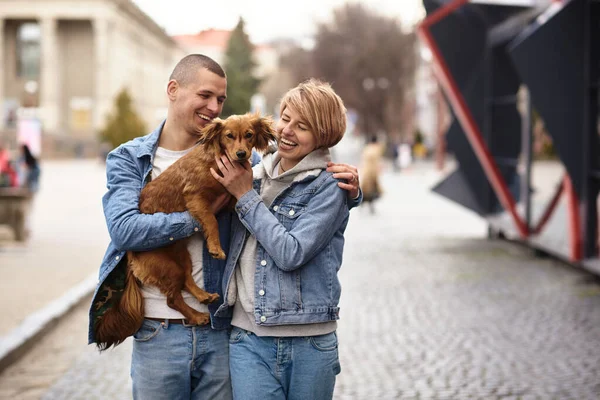 Şehrin Sokaklarında Köpekle Yürüyen Genç Bir Aile — Stok fotoğraf