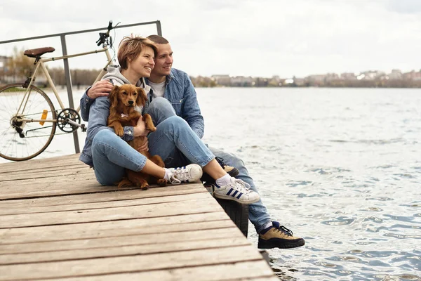 Couple Marié Reposant Sur Jetée Avec Leur Animal Compagnie — Photo