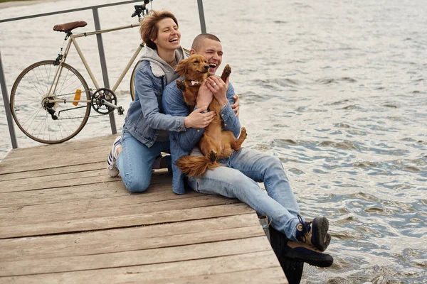 Married Couple Resting Pier Pet — Stock Photo, Image