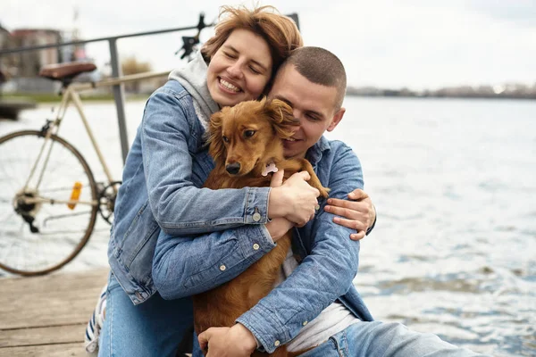 Married Couple Resting Pier Pet — Stock Photo, Image