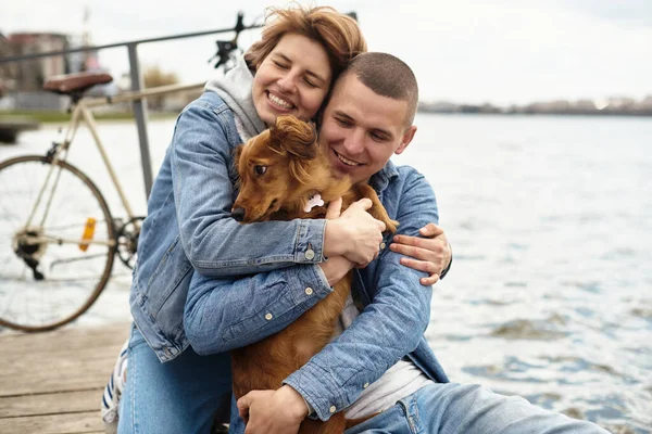 Ženatý Pár Odpočívající Molu Svým Domácím Mazlíčkem — Stock fotografie