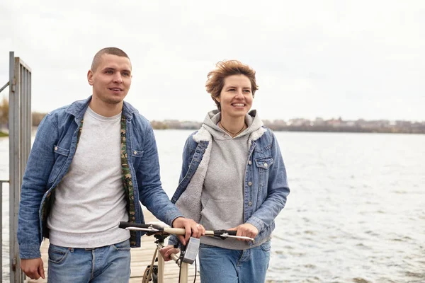 Pareja Joven Parada Muelle Disfrutando Uno Del Otro — Foto de Stock