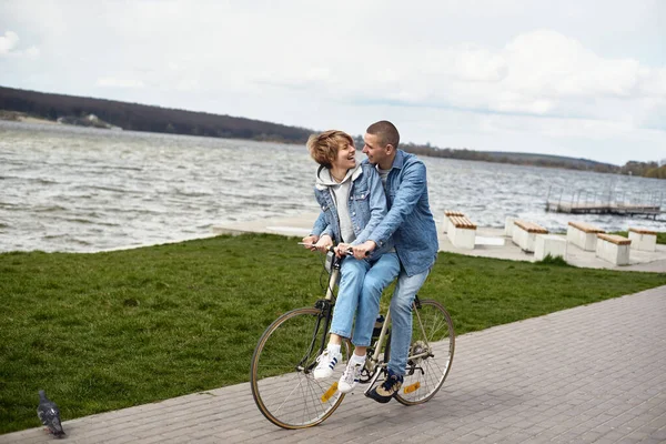 Mladý Pár Kole Projíždí Kolem Jezera — Stock fotografie