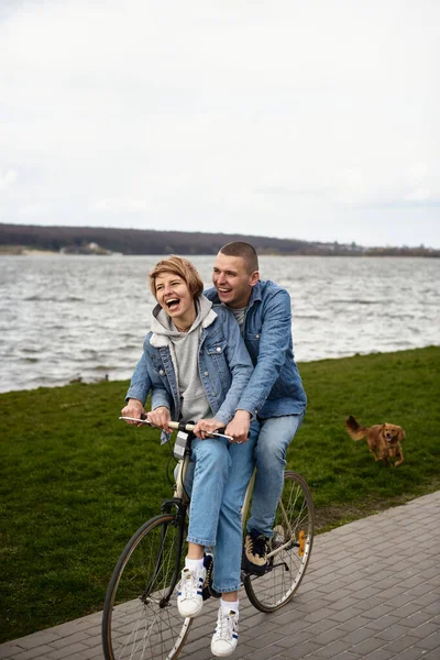 Jovem Casal Uma Bicicleta Descansando Junto Lago Brincando Com Seu — Fotografia de Stock