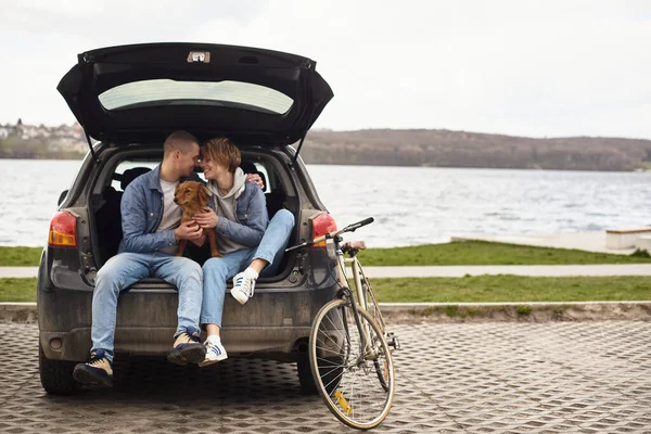 Casal Jovem Descansando Carro Com Seu Cão — Fotografia de Stock