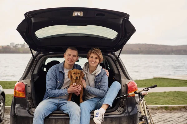 Casal Jovem Descansando Carro Com Seu Cão — Fotografia de Stock