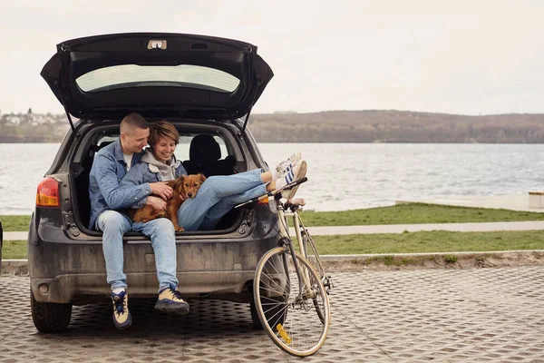 Casal Jovem Descansando Carro Com Seu Cão — Fotografia de Stock