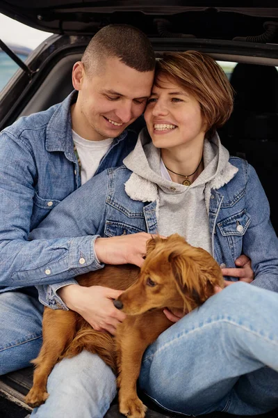 Young Couple Resting Car Dog — Stock Photo, Image