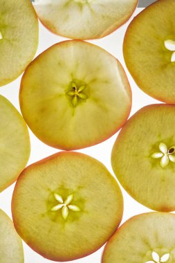 Dilimleyici ile kesilmiş bir armutun yakın plan fotoğrafı.