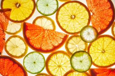 Dilimleyicide kesilmiş meyve fotoğrafı.