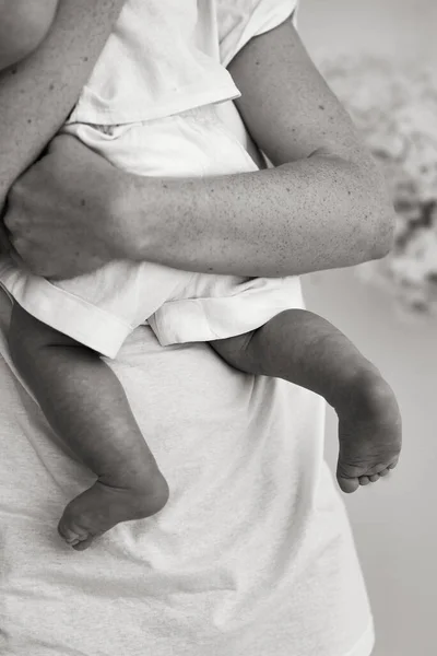 Mamá Para Medio Una Habitación Luminosa Sostiene Bebé Sus Brazos — Foto de Stock