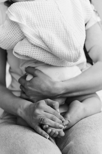 Mom Stands Middle Bright Room Holds Baby Her Arms — Stock Photo, Image