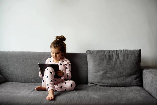 Hija Está Sentada Sofá Jugando Juego Tableta —  Fotos de Stock