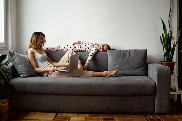 Dochter Speelt Met Mam Kat Terwijl Mam Werkt Computer — Stockfoto