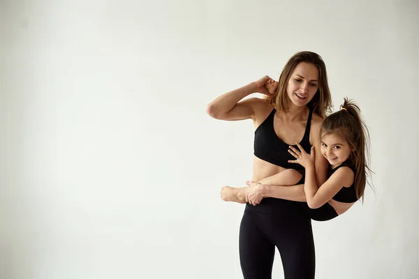 Maman Fille Passent Matinée Pratiquer Yoga — Photo