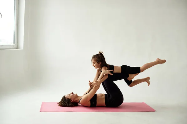 Mamma Och Dotter Tillbringar Morgonen Med Yoga — Stockfoto