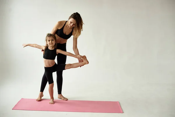 Mamma Och Dotter Tillbringar Morgonen Med Yoga — Stockfoto