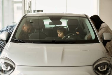 Aile, gelecekteki arabalarının içini düşünüyor..