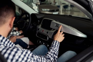 Adam yeni bir model araba düşünüyor ve kendisi için en iyisini seçmeye çalışıyor..