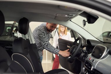 Yönetici, genç aileye şehir için en rahat arabayı seçmesinde yardımcı olur..