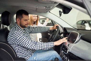 Yönetici müşterilerin sorduğu tüm soruları nazikçe cevaplıyor..