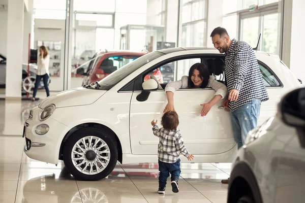 Gerente Ajuda Jovem Família Escolher Carro Mais Confortável Para Cidade — Fotografia de Stock