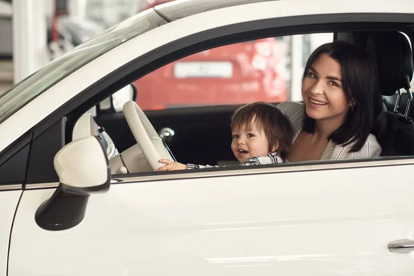 Mãe Escolhe Carro Qual Será Conveniente Levar Seu Filho — Fotografia de Stock