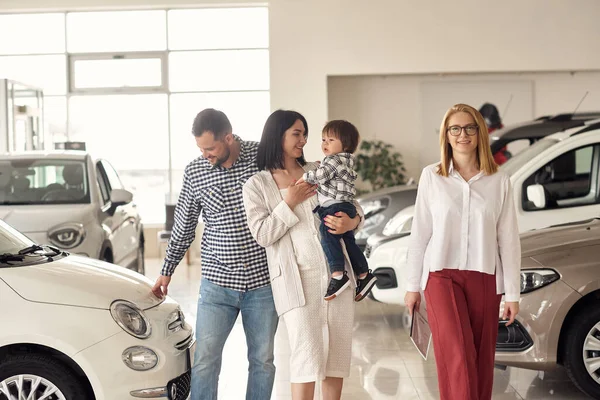 Gerente Ajuda Jovem Família Escolher Carro Mais Confortável Para Cidade — Fotografia de Stock