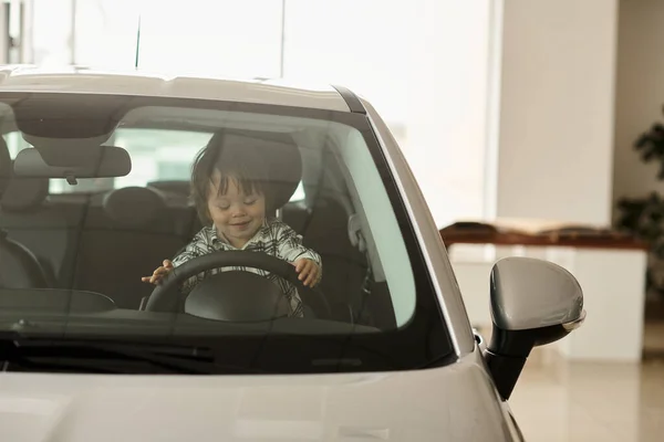 Αγόρι Παίζει Στο Αμάξι Που Μόλις Αγόρασαν Γονείς Του — Φωτογραφία Αρχείου