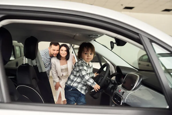 Οικογένεια Εξετάζει Εσωτερικό Του Μελλοντικού Αυτοκινήτου Τους — Φωτογραφία Αρχείου