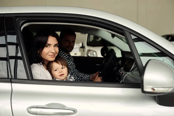 Gerente Ajuda Jovem Família Escolher Carro Mais Confortável Para Cidade — Fotografia de Stock