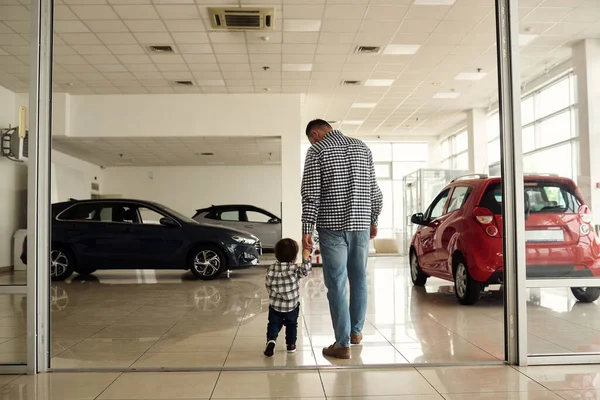 Πατέρας Και Γιος Πόδια Γύρω Από Μεγάλο Αυτοκίνητο Δείχνουν Και — Φωτογραφία Αρχείου