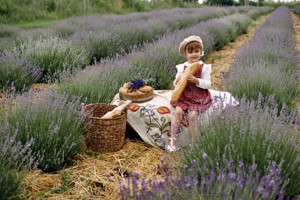 Dívka Sedí Vyšívaném Ubrusu Chléb — Stock fotografie