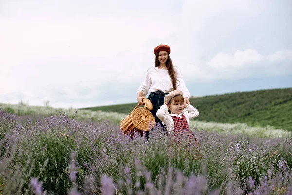 Mãe Filha Juntos Coletar Flores Lavanda Uma Cesta — Fotografia de Stock