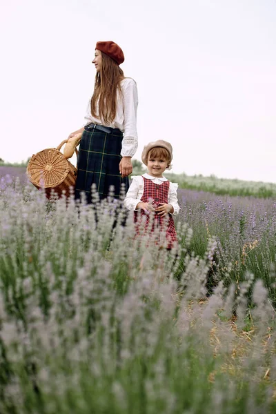 Mama Córka Razem Zbierają Lawendowe Kwiaty Koszyku — Zdjęcie stockowe