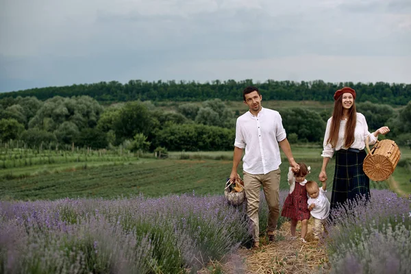 Familie Wandelt Tussen Weelderige Lavendelstruiken — Stockfoto