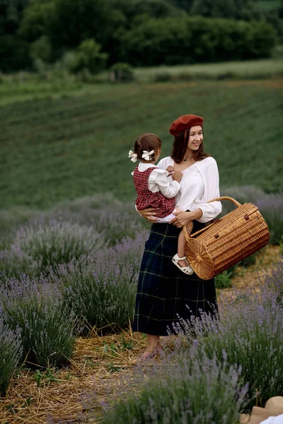 Мама Дочь Вместе Собирают Лавандовые Цветы Корзине — стоковое фото