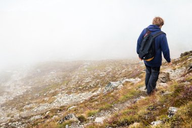 Yalnız adam Avusturya dağlar bulutlarda yürüyüş