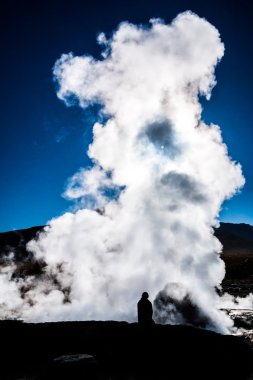 El Tatio alan chilie içinde şofben yakınında adam ayakta