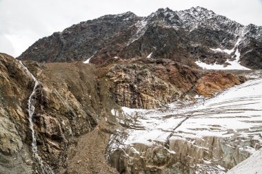 Şelale buzul yakınındaki Avusturya dağlarında