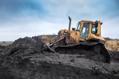 Dnipro, Ukrayna - 19 Kasım 2020. Tırtıl Buldozer Kedi Taş ocağında çalışıyor.