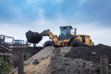 Dnipro, Ukrayna - 19 Kasım 2020. Tırtıl traktör CAT taş ocağında çalışıyor.