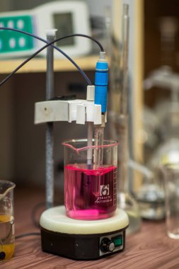 Manganez sülfat ısıtması. Kimyasal deneyler. Aslında, alkol lambasının fitili yanar, sadece alevler ışıkta çok zayıf görünür..